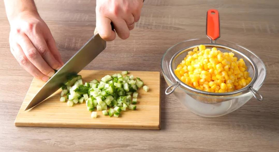 Крабовый салат с капустой, кукурузой, яйцом и огурцом