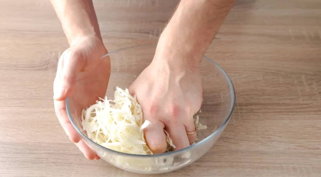 Крабовый салат с капустой, кукурузой, яйцом и огурцом