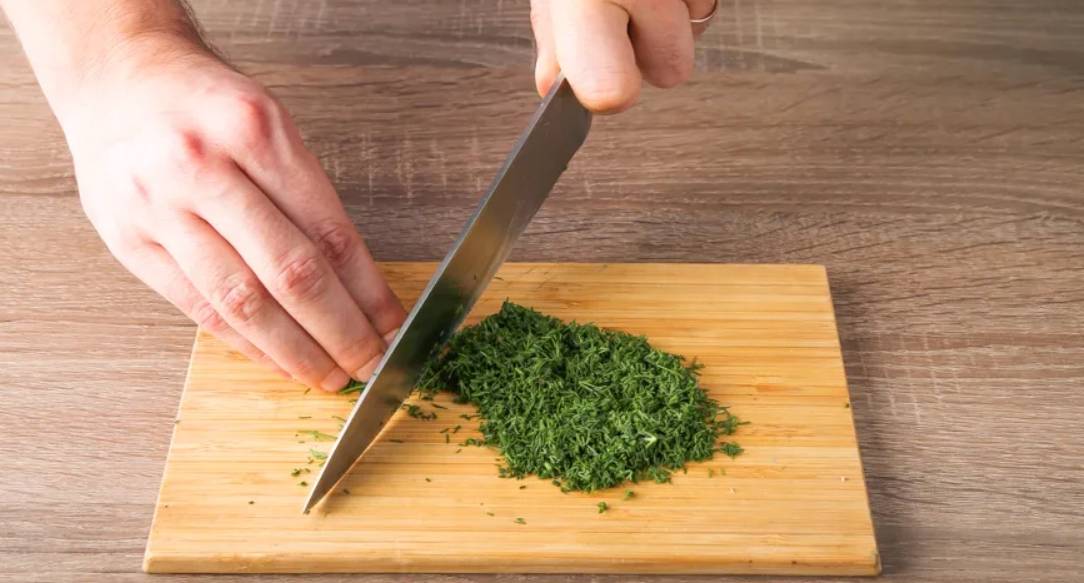 Крабовый салат с капустой, кукурузой, яйцом и огурцом