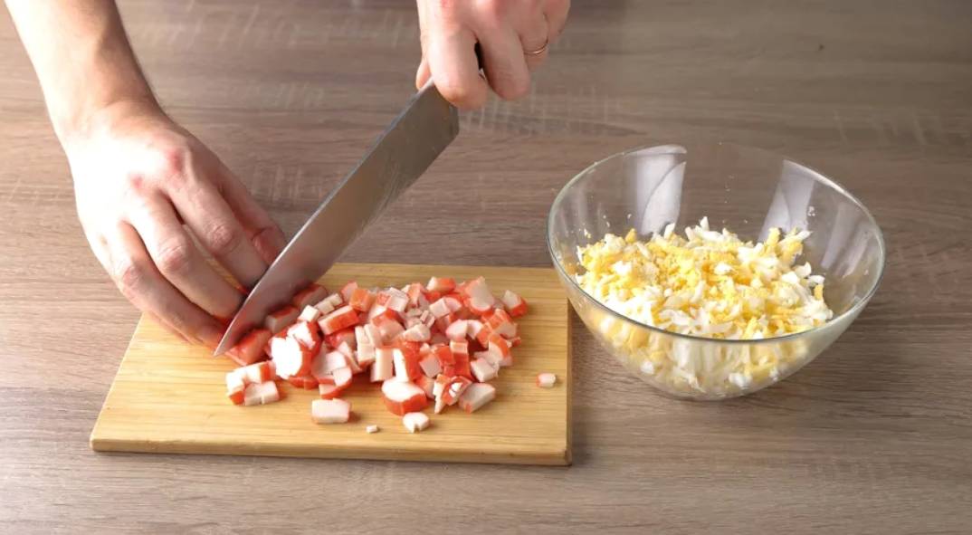 Крабовый салат с капустой, кукурузой, яйцом и огурцом