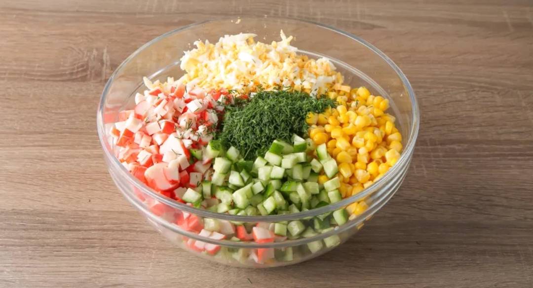 Крабовый салат с капустой, кукурузой, яйцом и огурцом