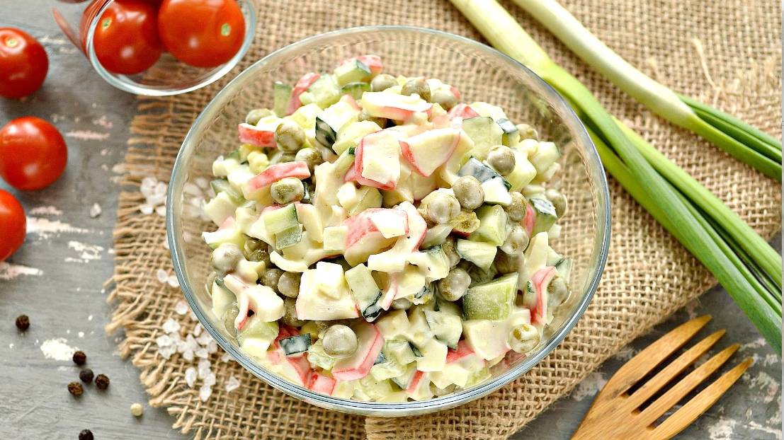 Крабовый салат с горошком вместо кукурузы