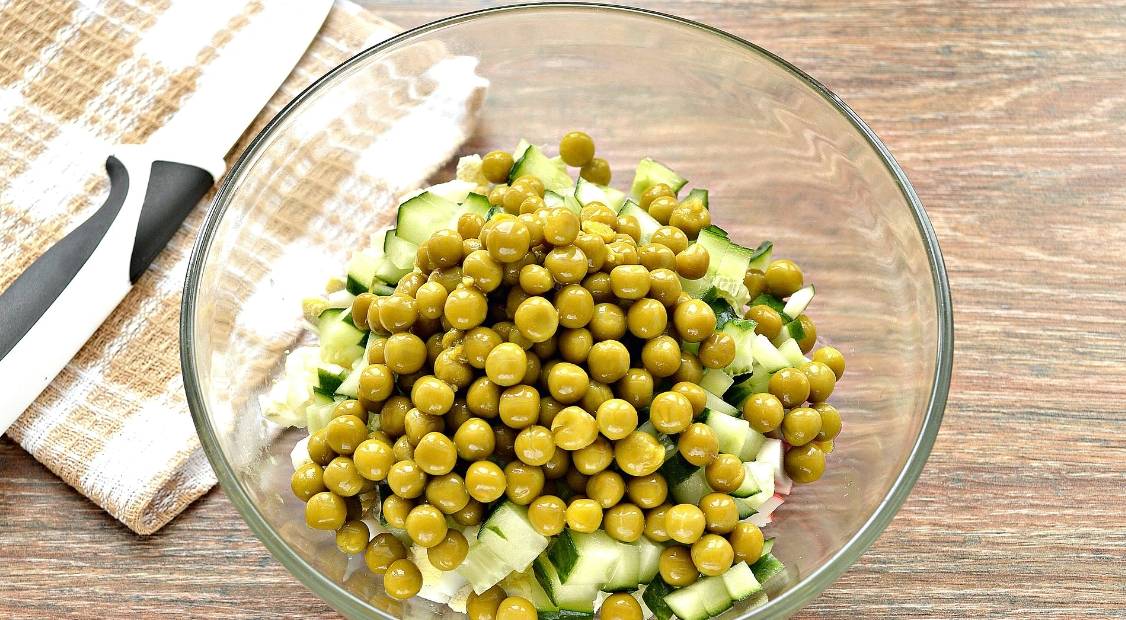 Крабовый салат с горошком вместо кукурузы