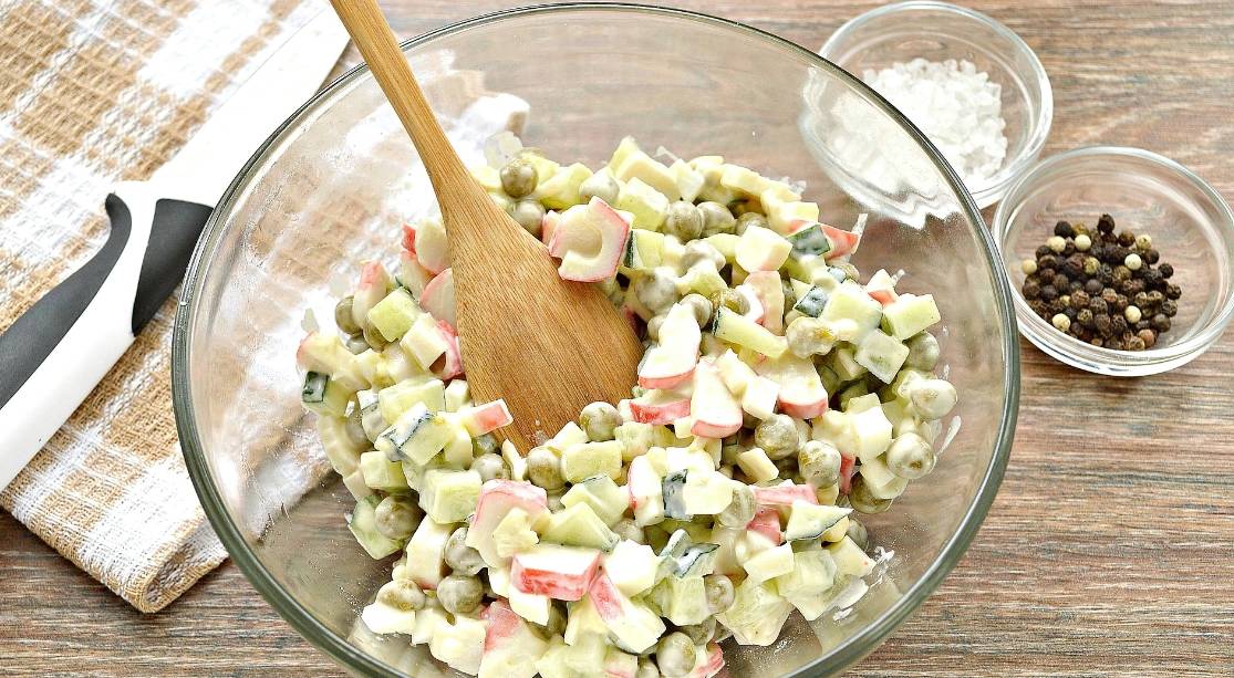 Крабовый салат с горошком вместо кукурузы