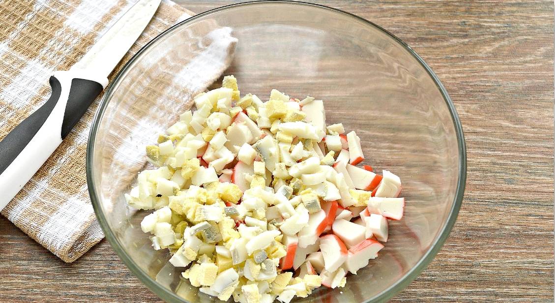 Крабовый салат с горошком вместо кукурузы