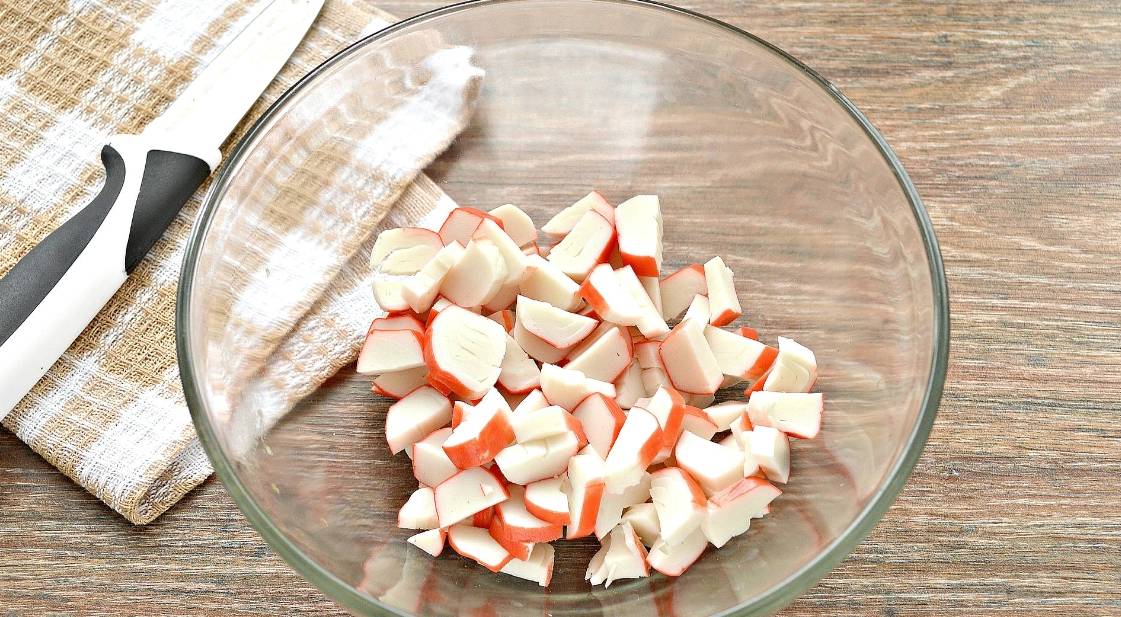 Крабовый салат с горошком вместо кукурузы