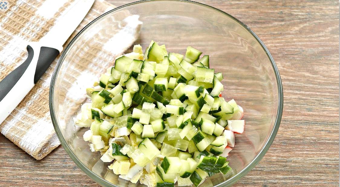 Крабовый салат с горошком вместо кукурузы