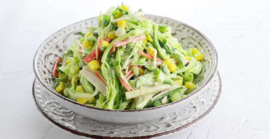 Крабовый салат с капустой, кукурузой и яйцом