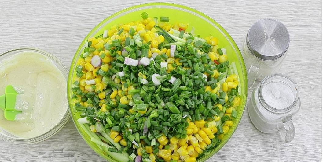 Крабовый салат с капустой, кукурузой и яйцом