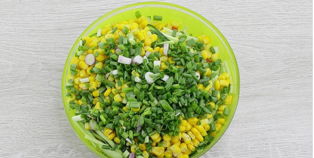 Крабовый салат с капустой, кукурузой и яйцом