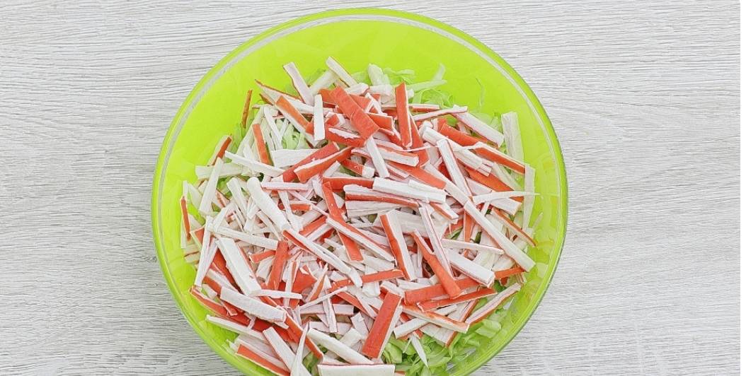 Крабовый салат с капустой, кукурузой и яйцом