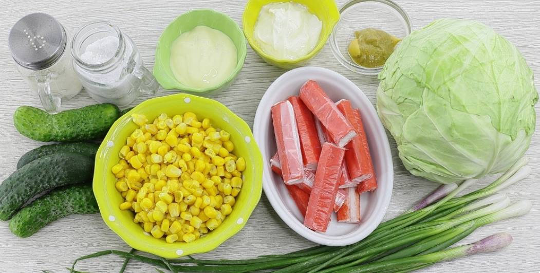 Крабовый салат с капустой, кукурузой и яйцом