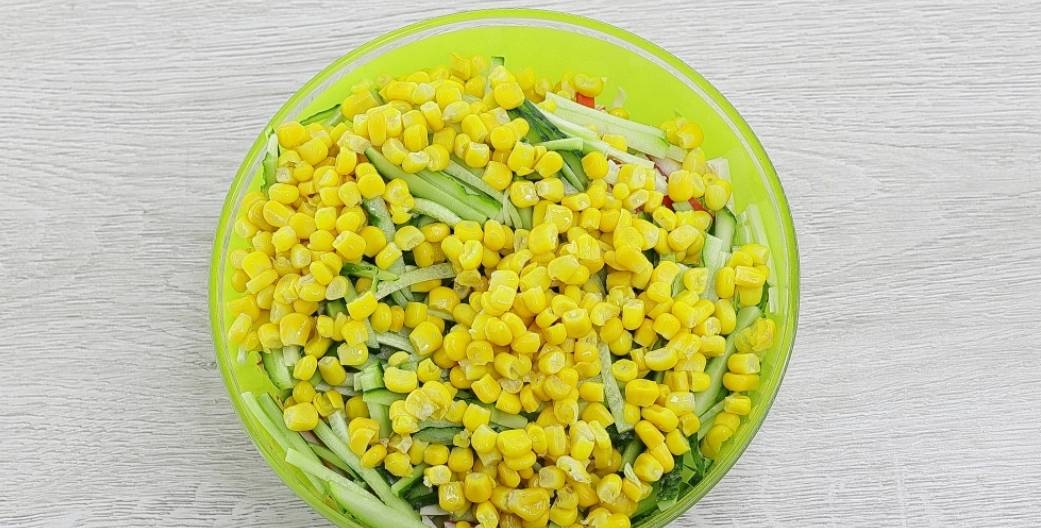 Крабовый салат с капустой, кукурузой и яйцом