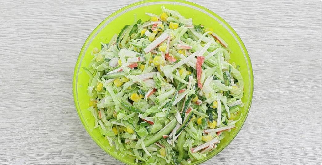 Крабовый салат с капустой, кукурузой и яйцом
