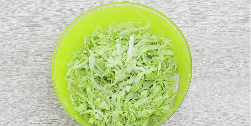 Крабовый салат с капустой, кукурузой и яйцом