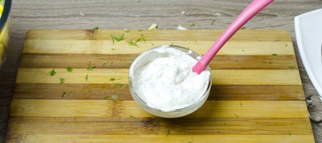 Крабовый салат с помидорами, сыром и яйцом