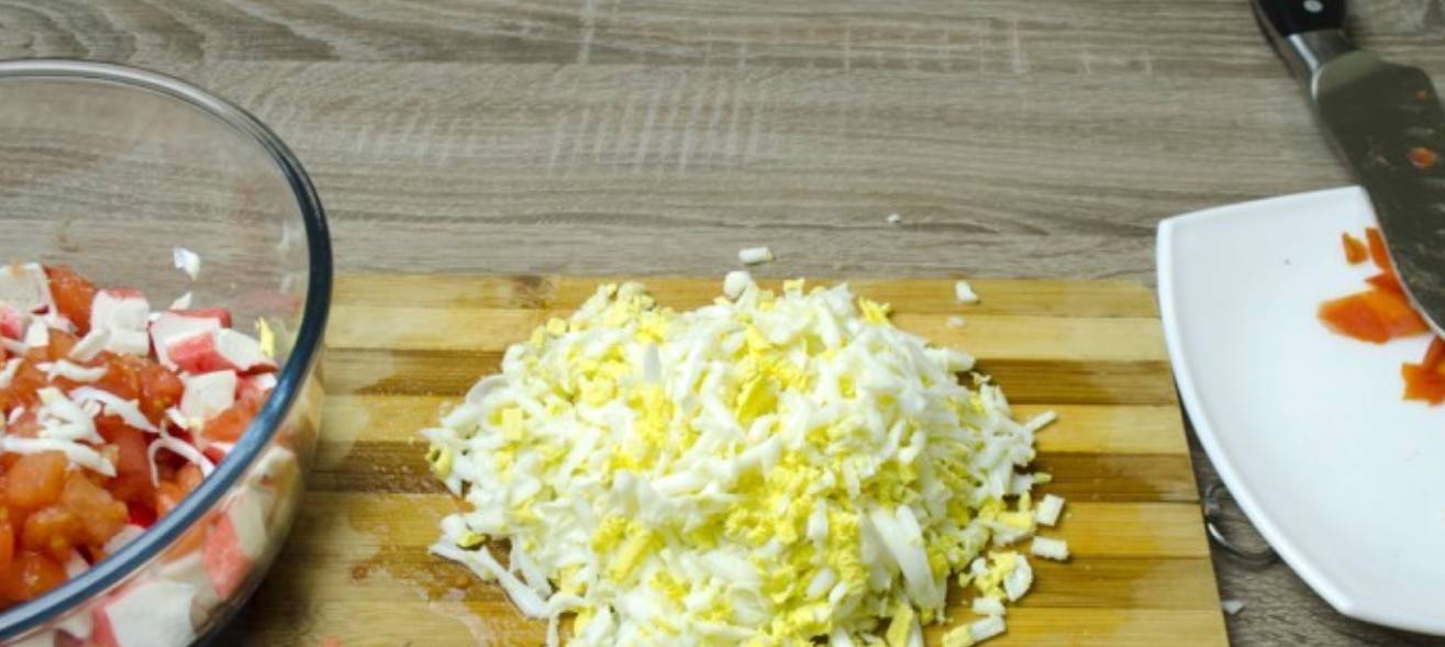 Крабовый салат с помидорами, сыром и яйцом