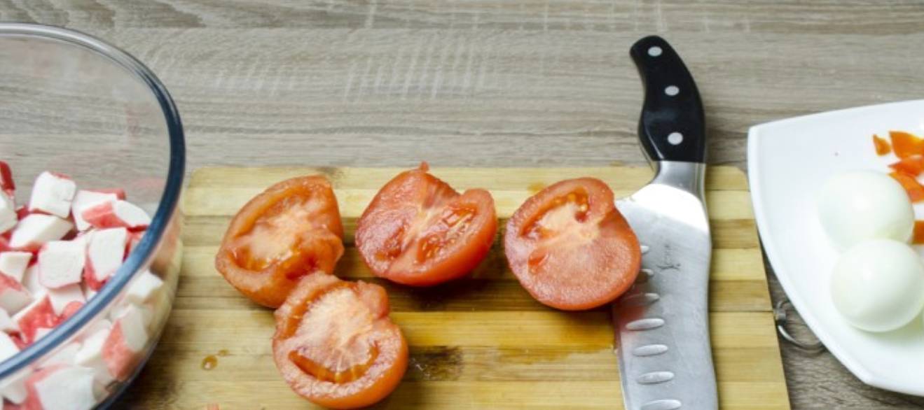 Крабовый салат с помидорами, сыром и яйцом