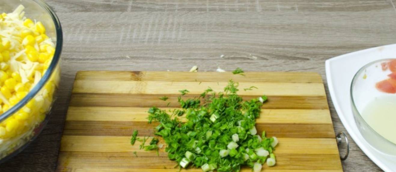 Крабовый салат с помидорами, сыром и яйцом