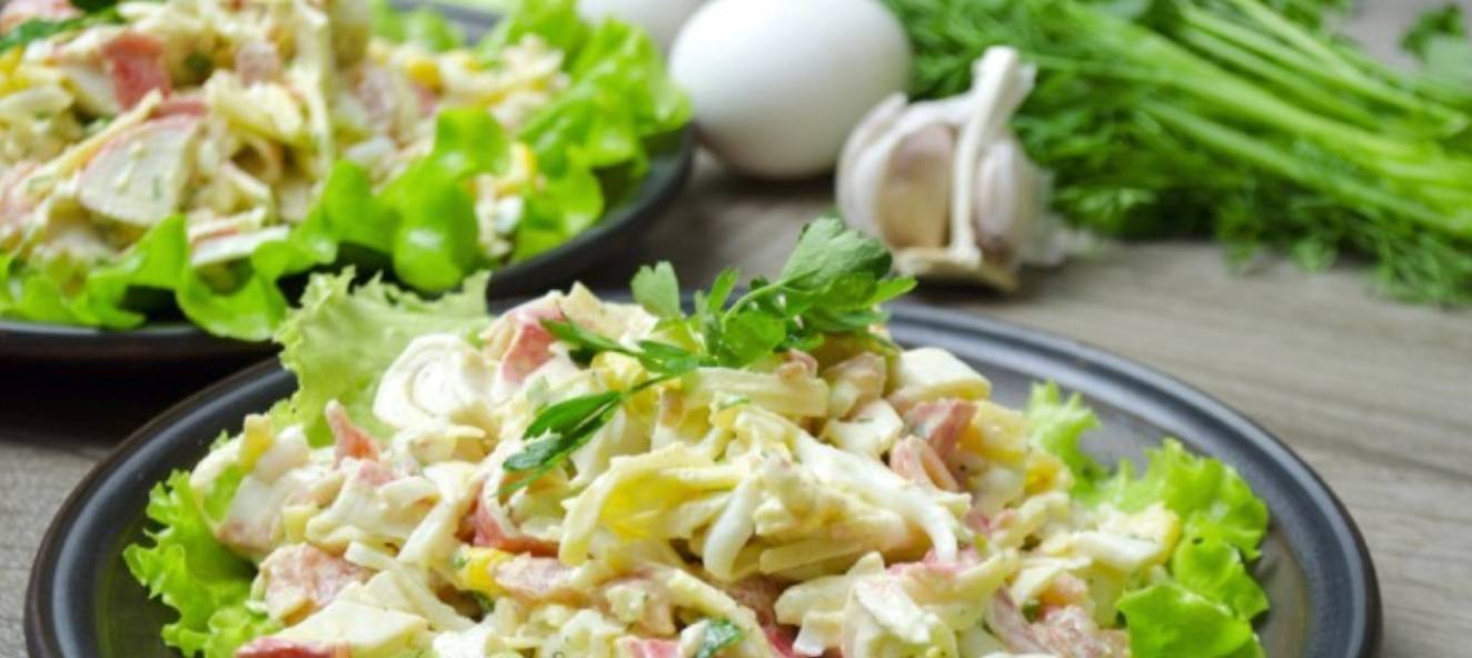Крабовый салат с помидорами, сыром и яйцом