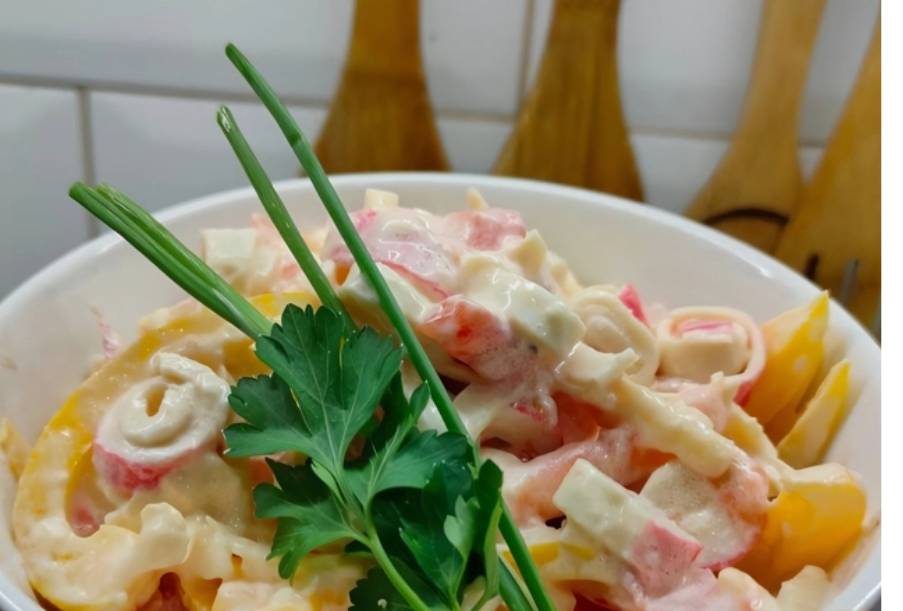 Крабовый салат с помидорами и перцем