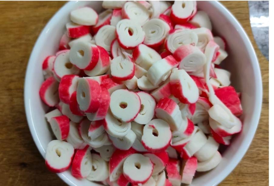 Крабовый салат с помидорами и перцем