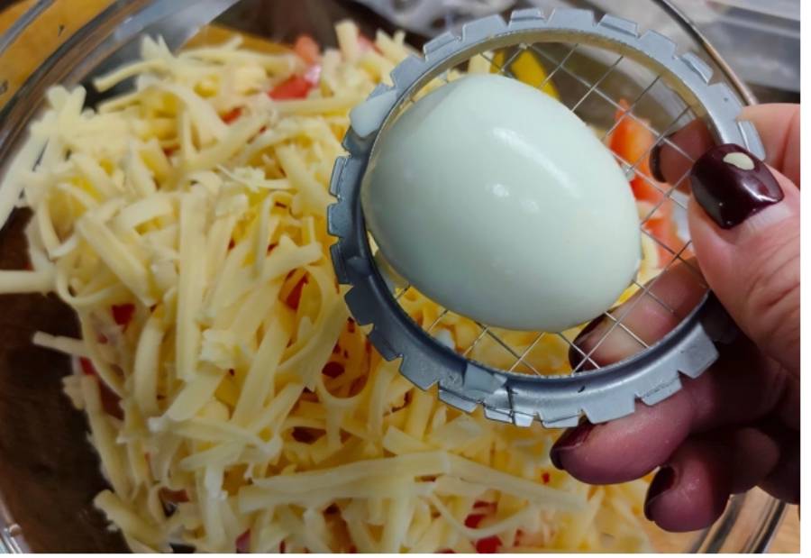 Крабовый салат с помидорами и перцем