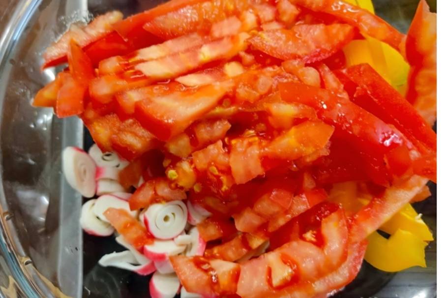 Крабовый салат с помидорами и перцем