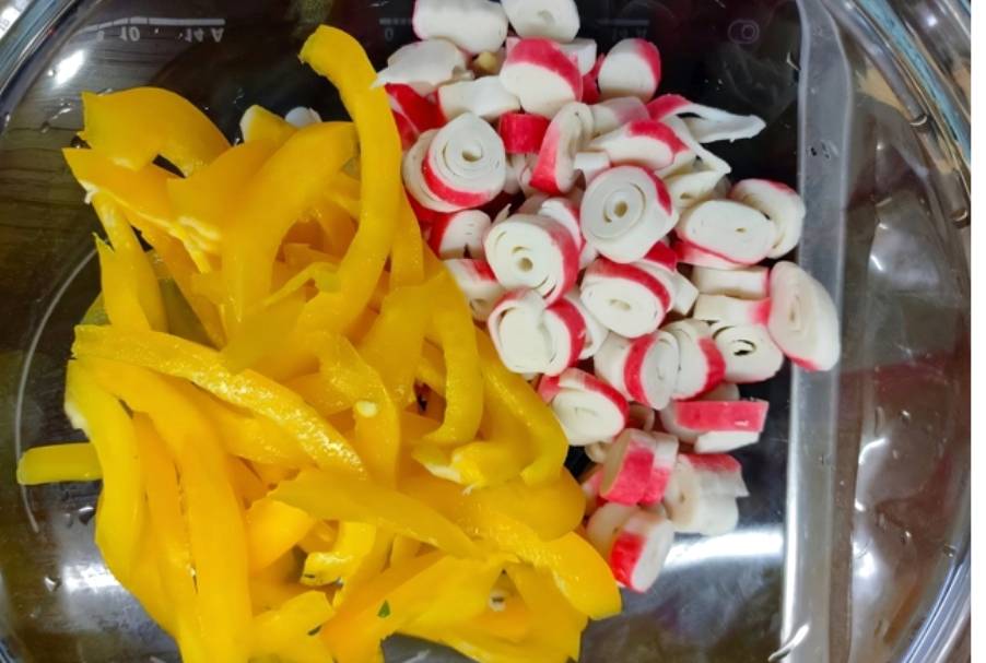 Крабовый салат с помидорами и перцем