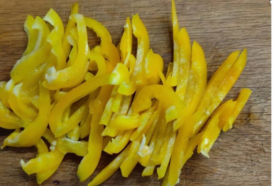 Крабовый салат с помидорами и перцем