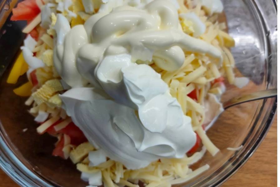 Крабовый салат с помидорами и перцем