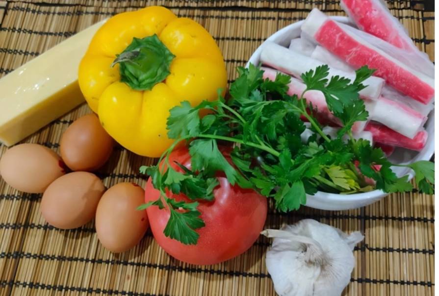 Крабовый салат с помидорами и перцем