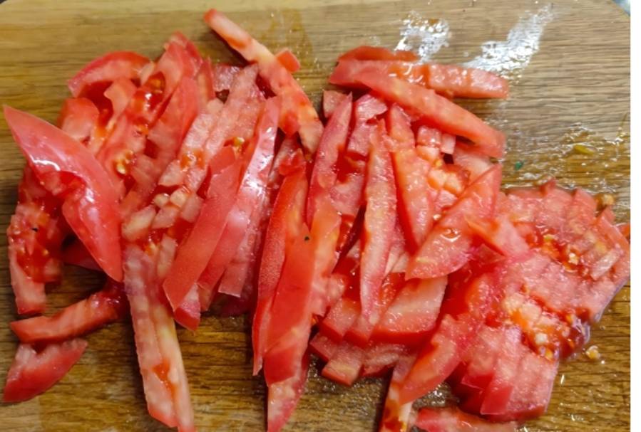 Крабовый салат с помидорами и перцем