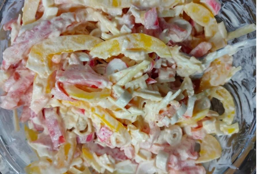 Крабовый салат с помидорами и перцем