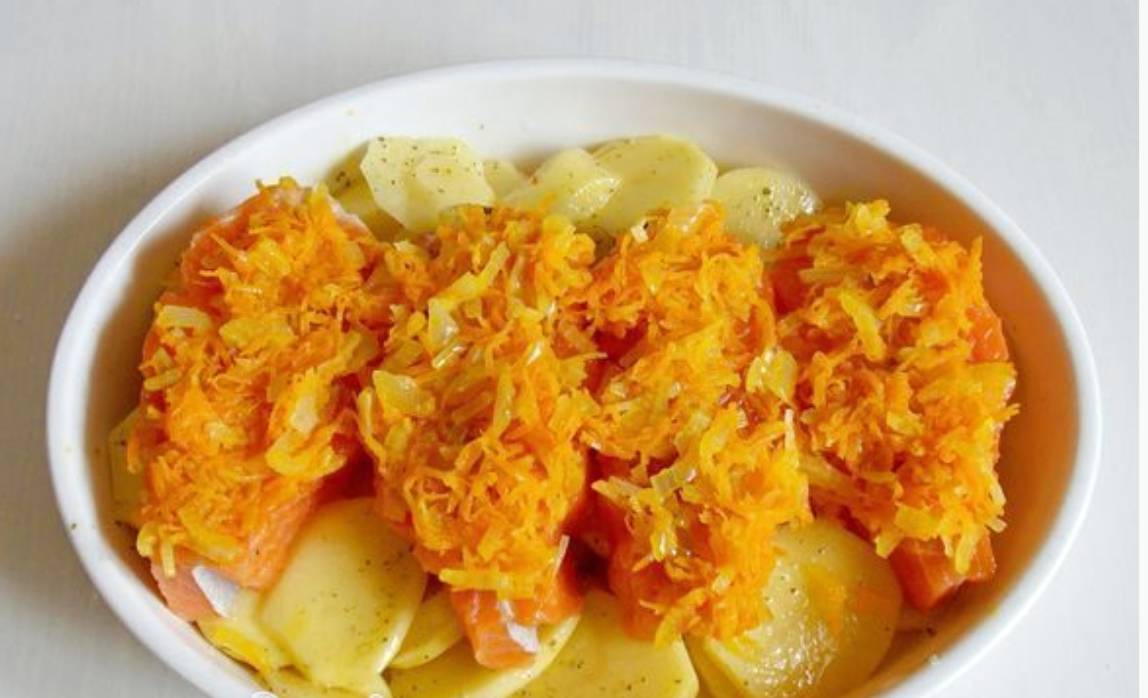 Форель с овощами и картофелем в духовке