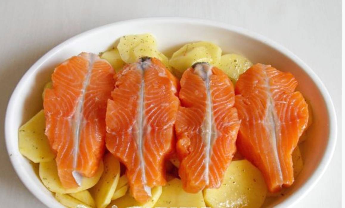 Форель с овощами и картофелем в духовке