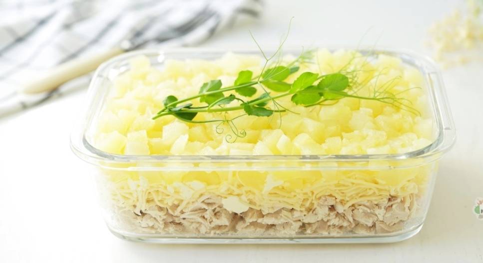 Салат «Дамский каприз» с ананасом, курицей и сыром