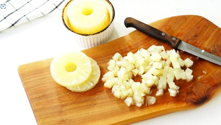 Салат «Дамский каприз» с ананасом, курицей и сыром