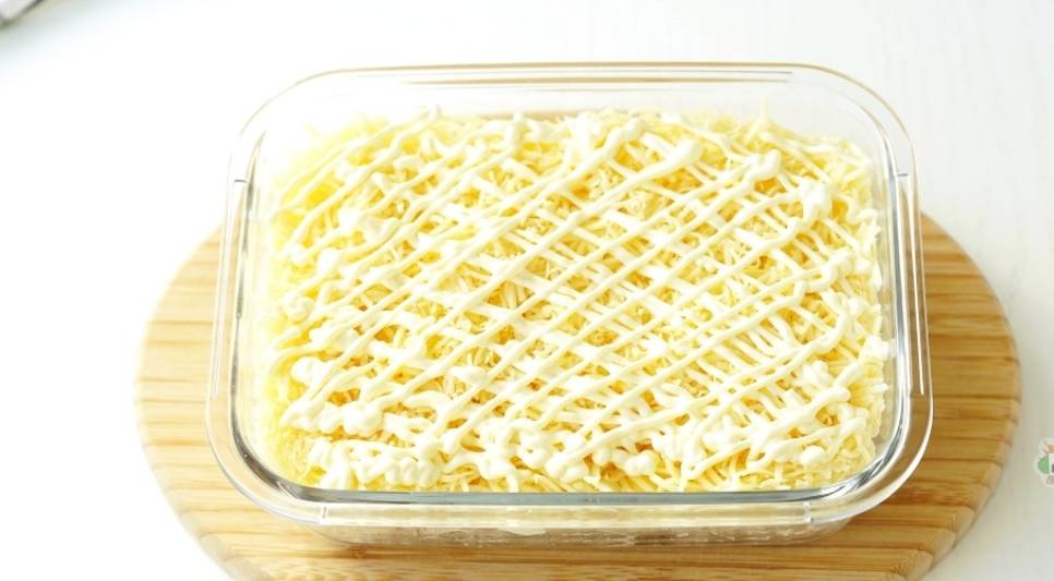 Салат «Дамский каприз» с ананасом, курицей и сыром