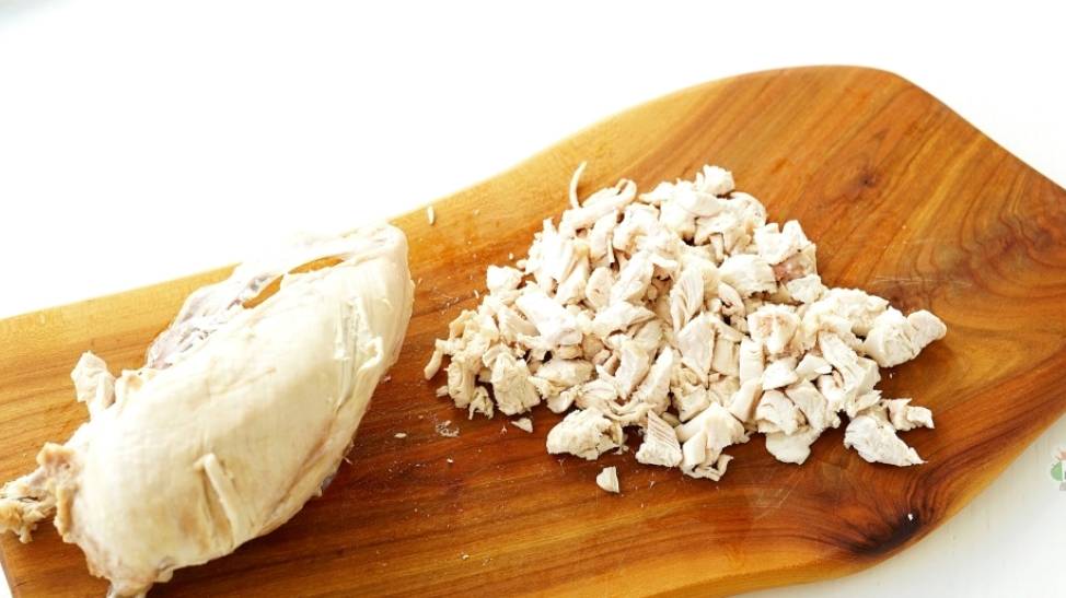 Салат «Дамский каприз» с ананасом, курицей и сыром