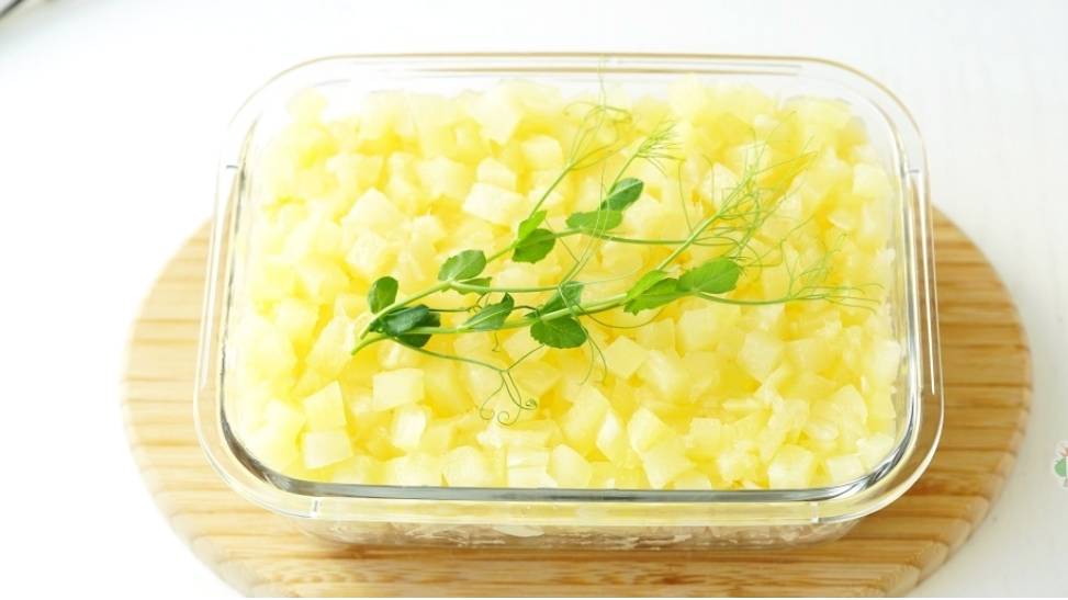 Салат «Дамский каприз» с ананасом, курицей и сыром