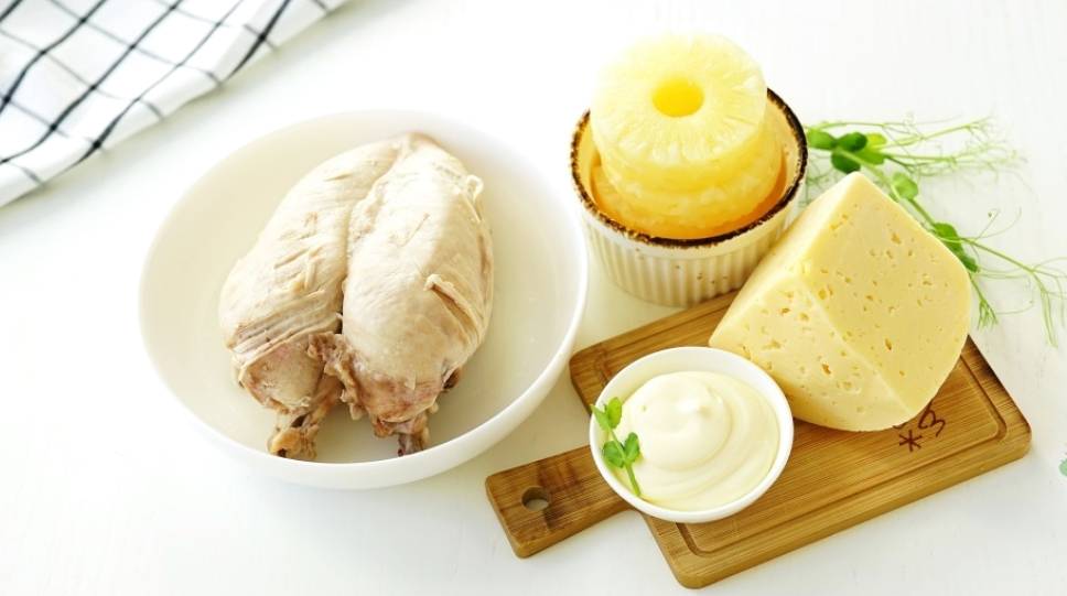 Салат «Дамский каприз» с ананасом, курицей и сыром