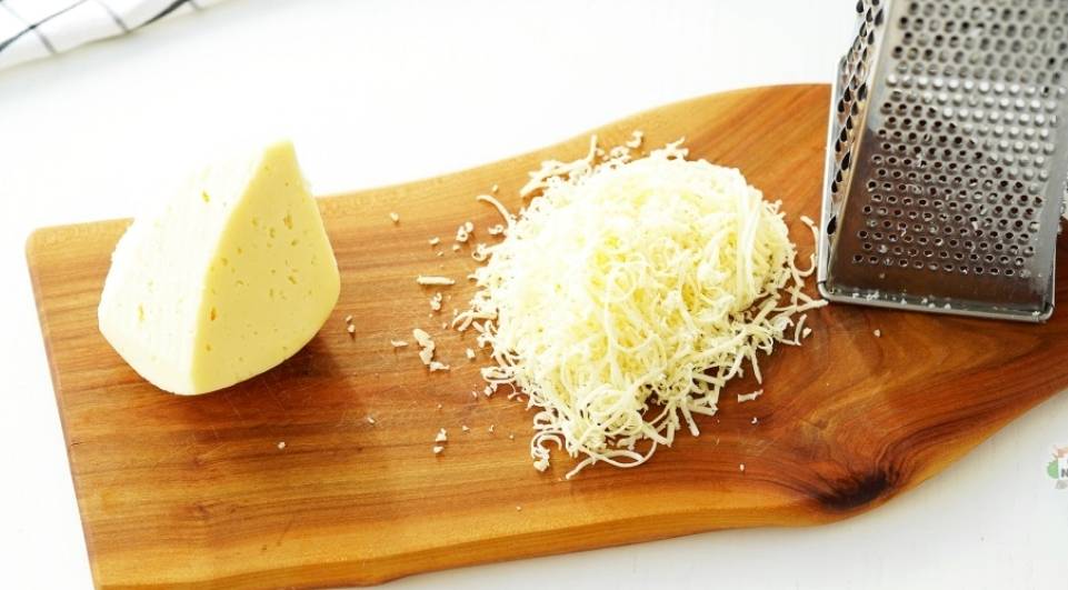 Салат «Дамский каприз» с ананасом, курицей и сыром