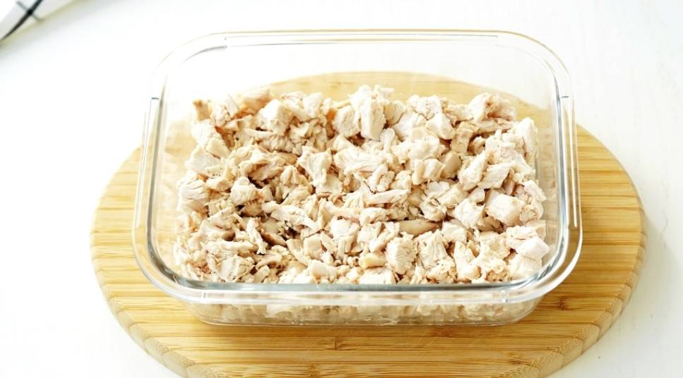 Салат «Дамский каприз» с ананасом, курицей и сыром