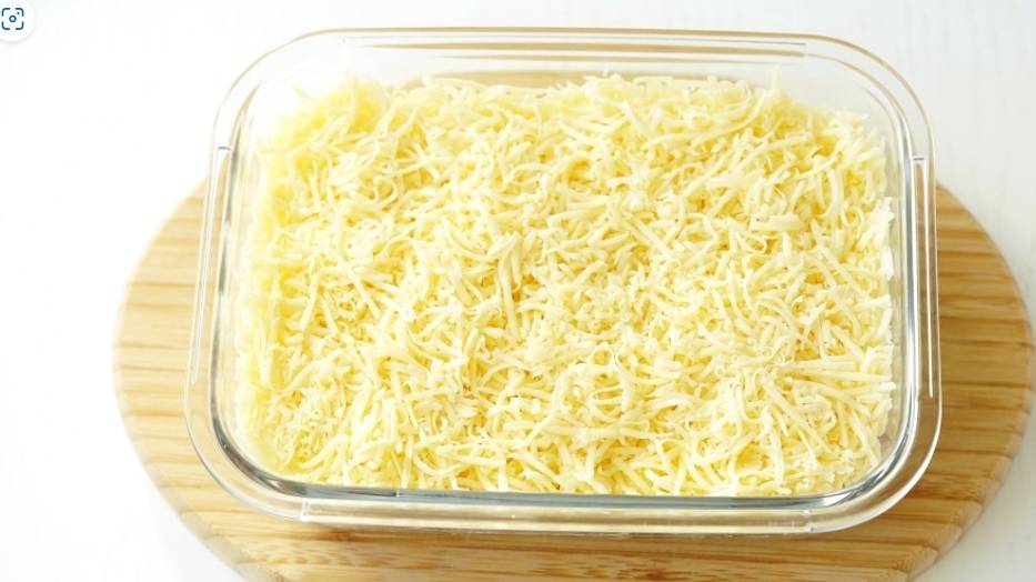 Салат «Дамский каприз» с ананасом, курицей и сыром