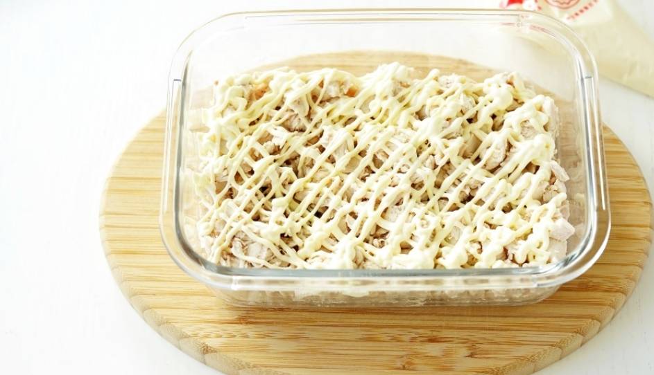 Салат «Дамский каприз» с ананасом, курицей и сыром