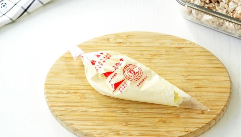 Салат «Дамский каприз» с ананасом, курицей и сыром