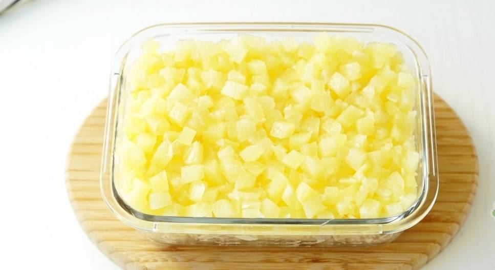 Салат «Дамский каприз» с ананасом, курицей и сыром