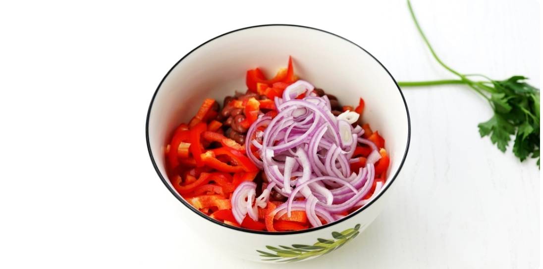 Грузинский салат с фасолью и говядиной