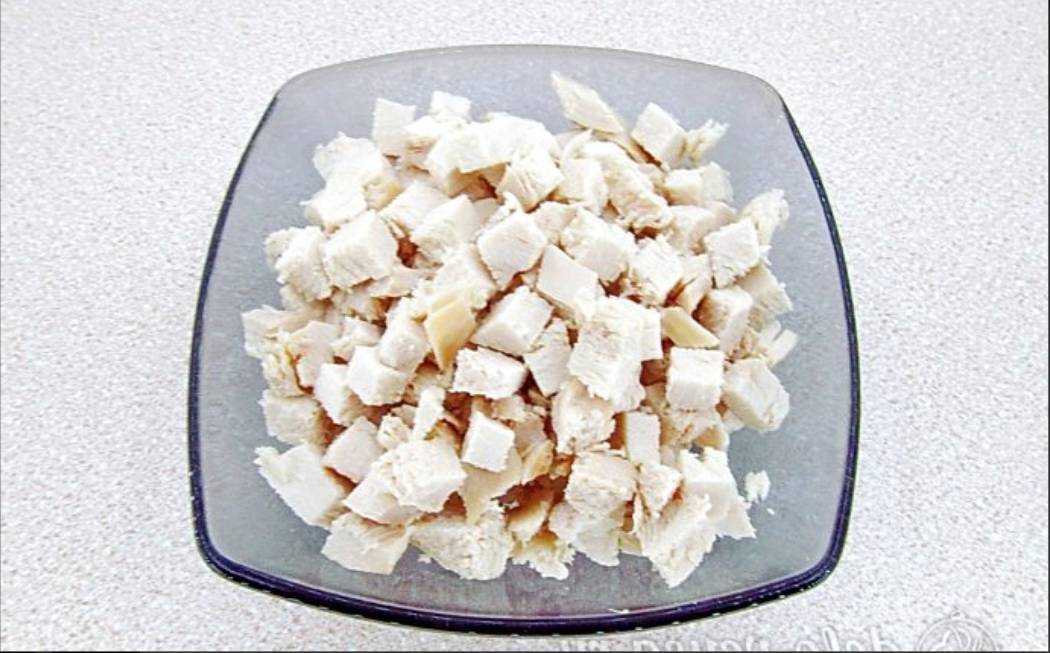 Салат  «Дамский каприз» с ананасом и курицей